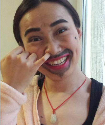 微博举办的假鬍子大赛，美女自毁形象