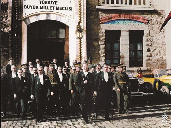凯末尔·阿塔土克与土耳其议会成员(1930年) 凯末尔·阿塔土克与土耳其议会成员(1930年)