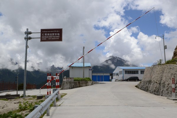 仁青岗边贸市场旁的公路. 仁青岗边贸市场旁的公路.