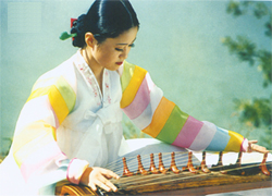 朝鲜族姑娘在弹奏伽倻琴 朝鲜族姑娘在弹奏伽倻琴