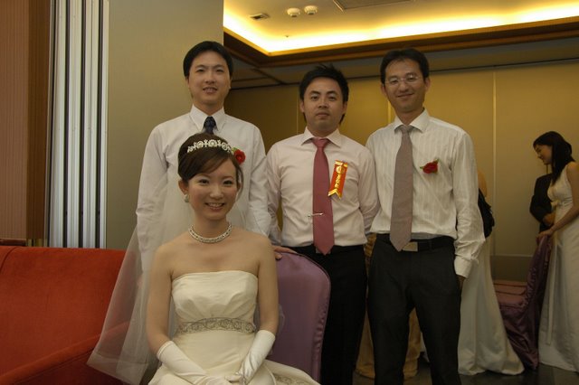 伴郎和伴娘在婚礼当天传递着新人的声音