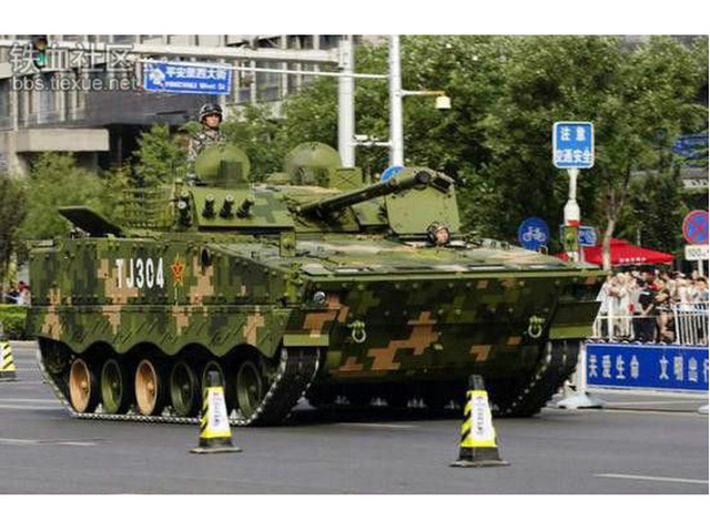 04A步兵战车在阅兵中 04A步兵战车在阅兵中