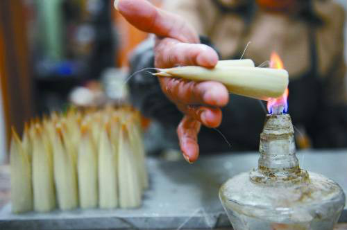 工人在製作毛笔笔头 工人在製作毛笔笔头