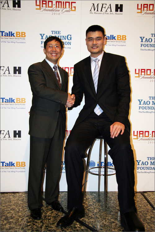 iTalkBB CEO赵捷与姚明握手