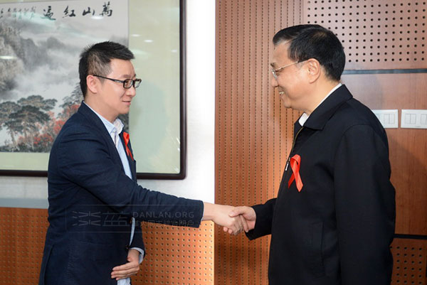 李克强与淡蓝网站长耿乐亲切握手