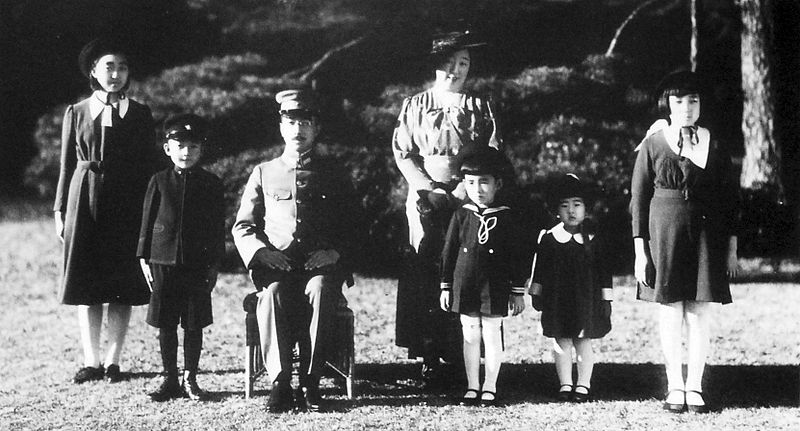 1941年裕仁一家的合影 1941年裕仁一家的合影