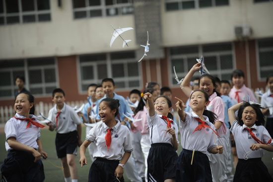 孩子们放飞航模 孩子们放飞航模