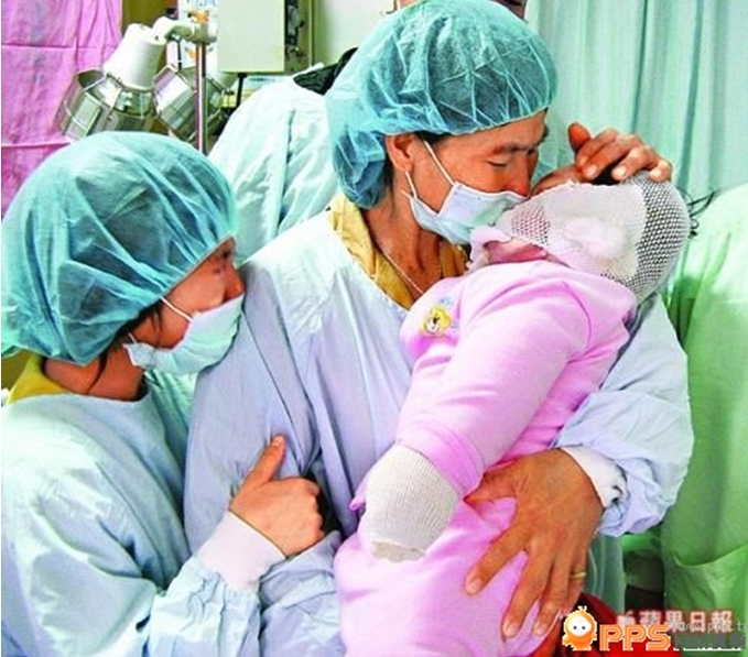 黄小妹走后母亲不捨亲吻话别三姊也陪在身边
