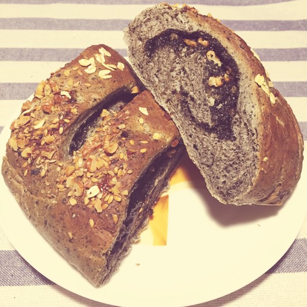 黑穀物核果麵包