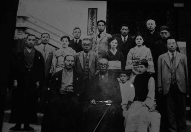 川岛芳子(前排右一)与中日家人合影 川岛芳子(前排右一)与中日家人合影