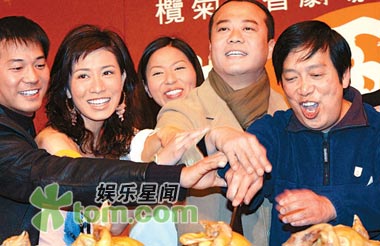 萧显辉(右一)