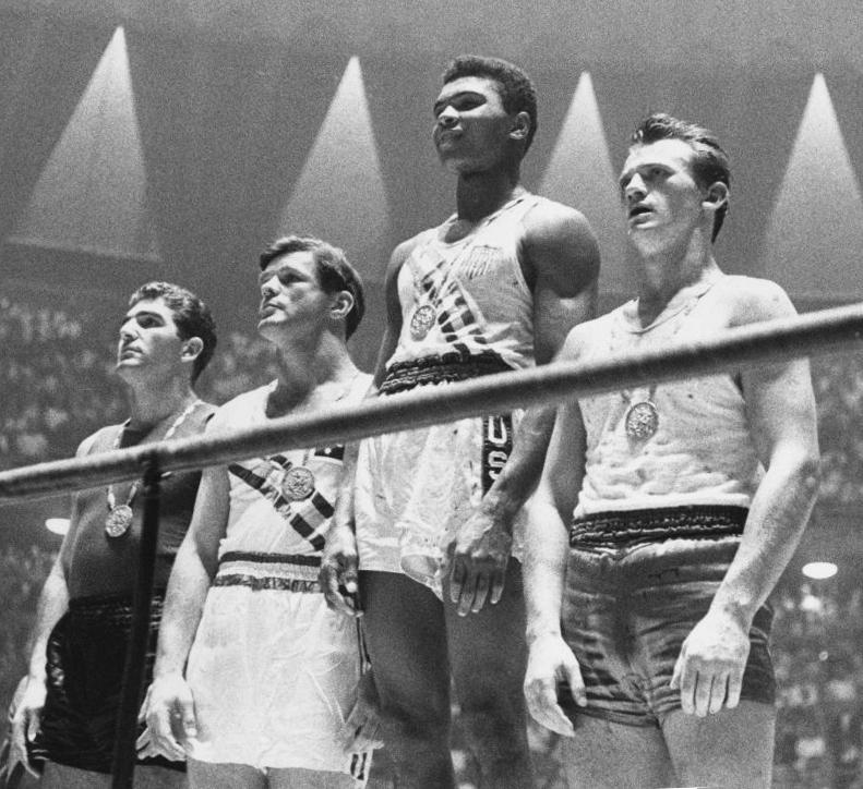 1960年阿里（右二）参加罗马奥运会