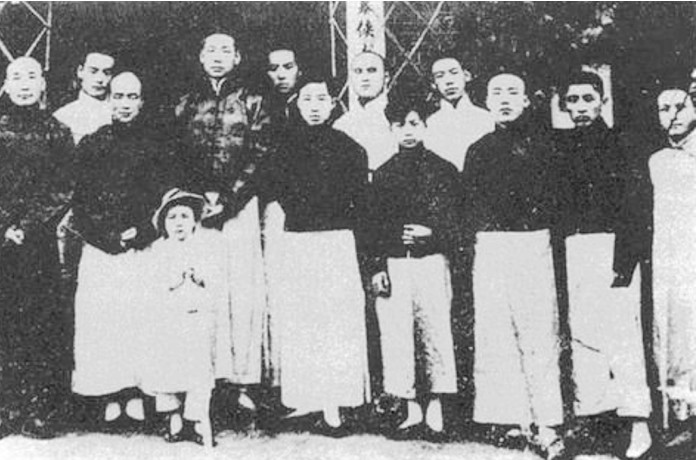 1920年 第四人为周恩来