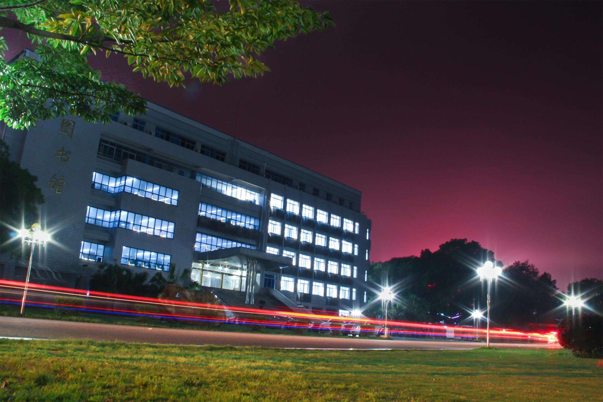 江西理工大学图书馆夜景 江西理工大学图书馆夜景