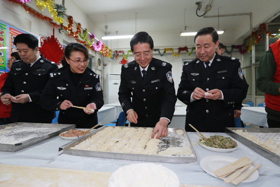 郭声琨和人民警察在一起 郭声琨和人民警察在一起