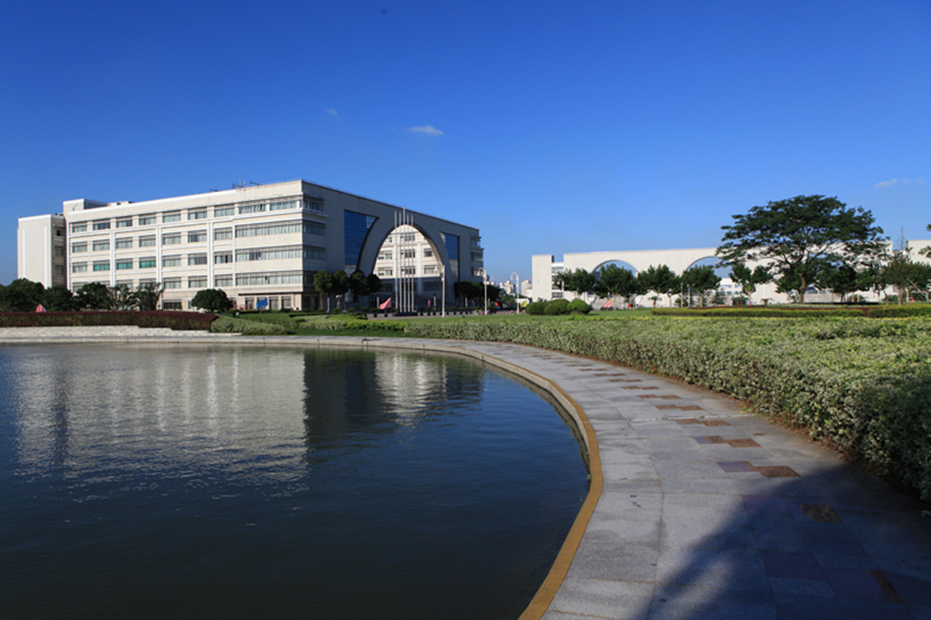 上海对外经贸大学校园风光 上海对外经贸大学校园风光