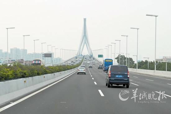 宽敞笔直的番禺大桥路面 宽敞笔直的番禺大桥路面