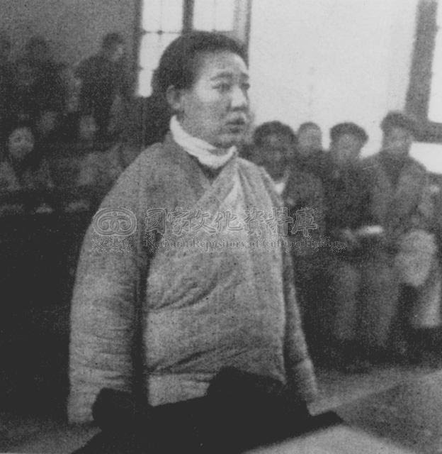 法庭受审时已无昔日风采 法庭受审时已无昔日风采