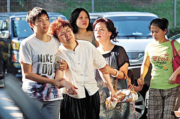 何婷婷(后排女子)和马驰母亲 何婷婷(后排女子)和马驰母亲