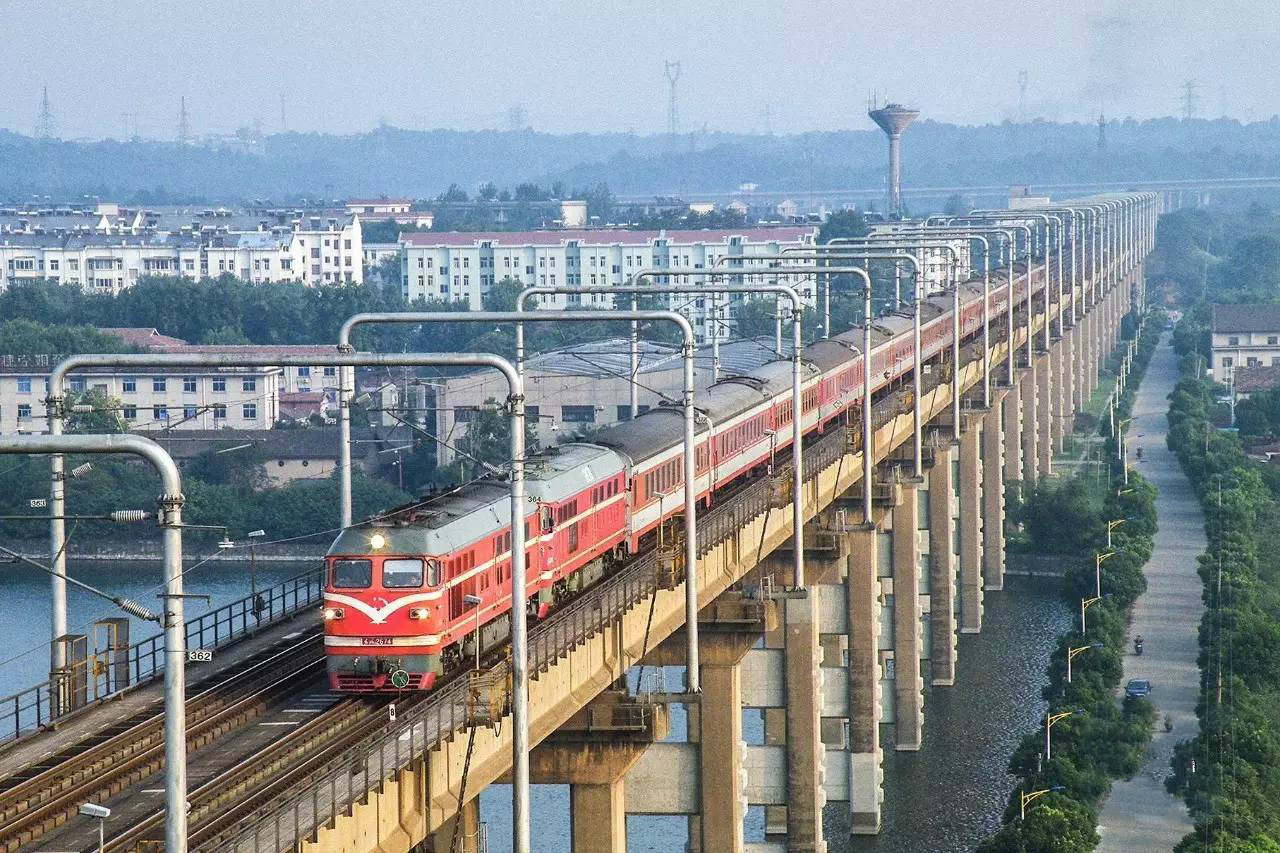 京九铁路旅客列车在九江长江大桥行驶 京九铁路旅客列车在九江长江大桥行驶