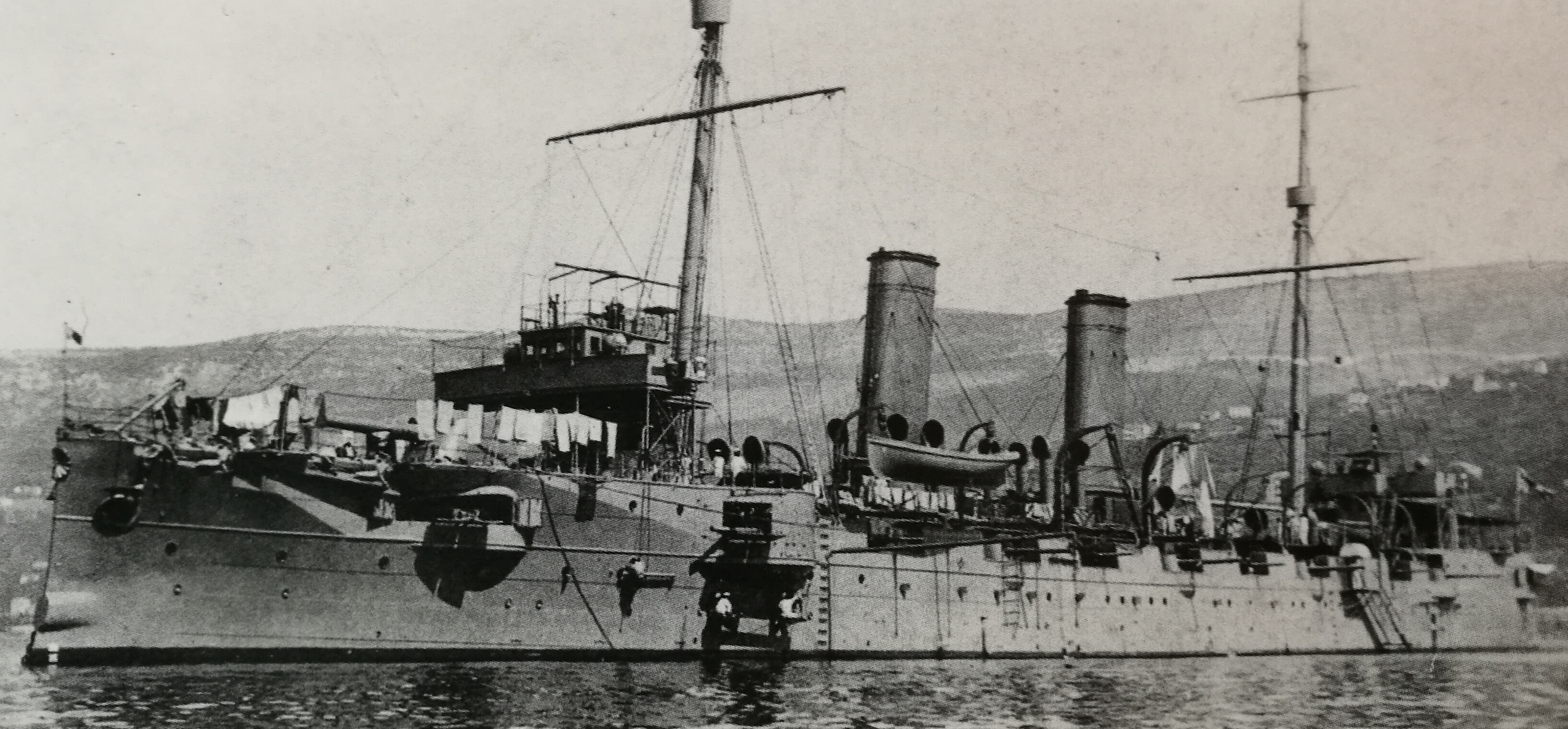 1907年9月12日摄于奥匈帝国的里雅斯特港,正在执行遣英任务 1907年9月12日摄于奥匈帝国的里雅斯特港,正在执行遣英任务