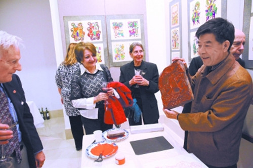 马尔他中国文化周，任鹤林（右）现场展示年画製作