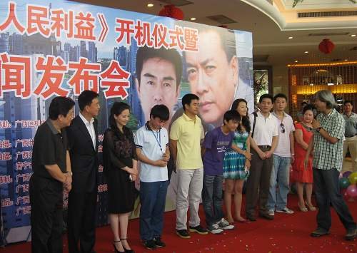 导演陈健在向大家介绍唐沸潮(左六)