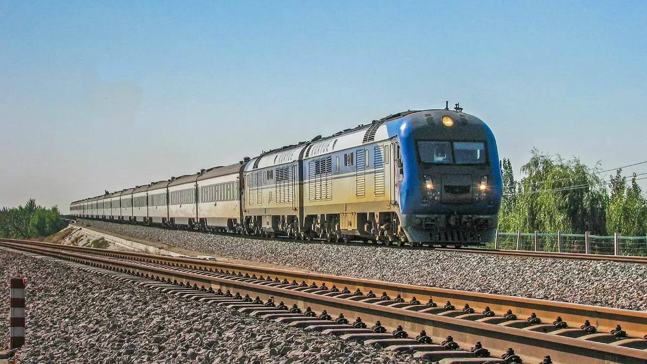 京九铁路东风11G型準高速内燃机车牵引特快列车 京九铁路东风11G型準高速内燃机车牵引特快列车