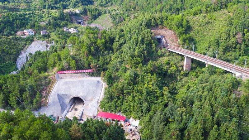京九铁路与京九高铁在山体内立体交叉 京九铁路与京九高铁在山体内立体交叉