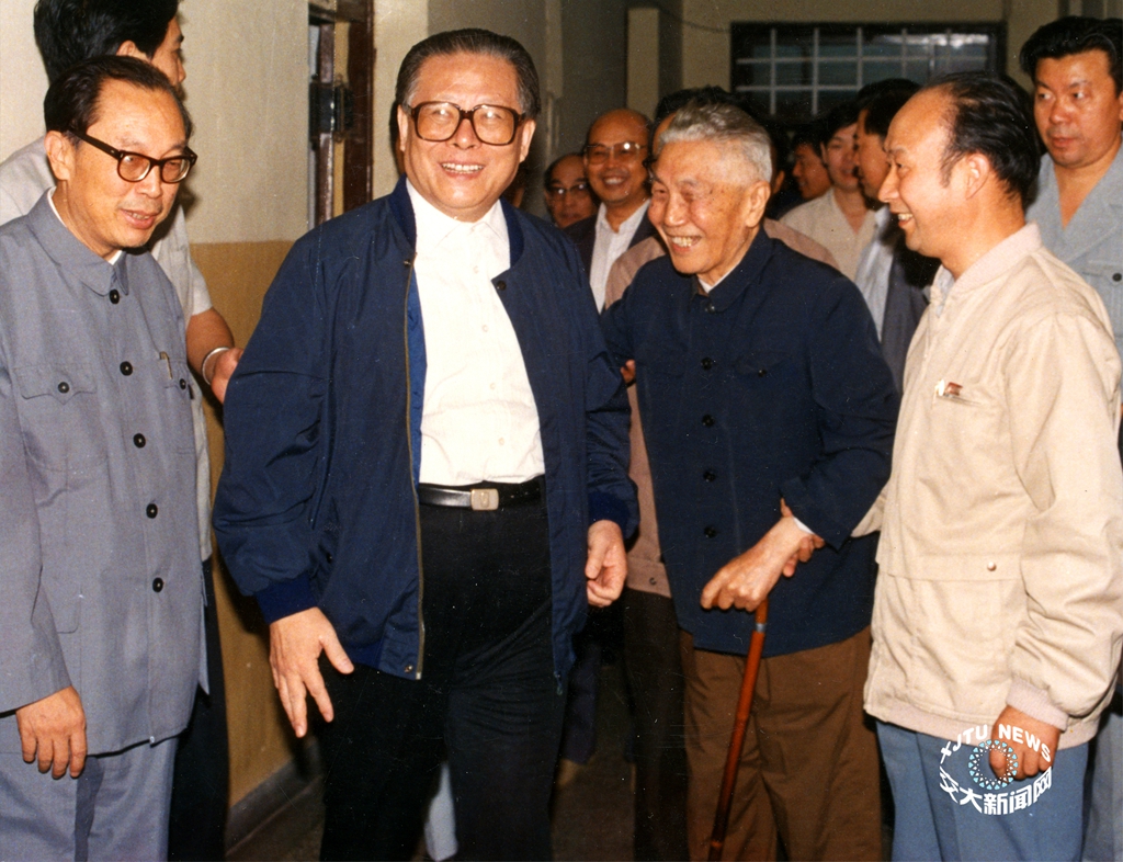 1989年9月13日，中共中央总书记江泽民学长回母校看望师生员工。