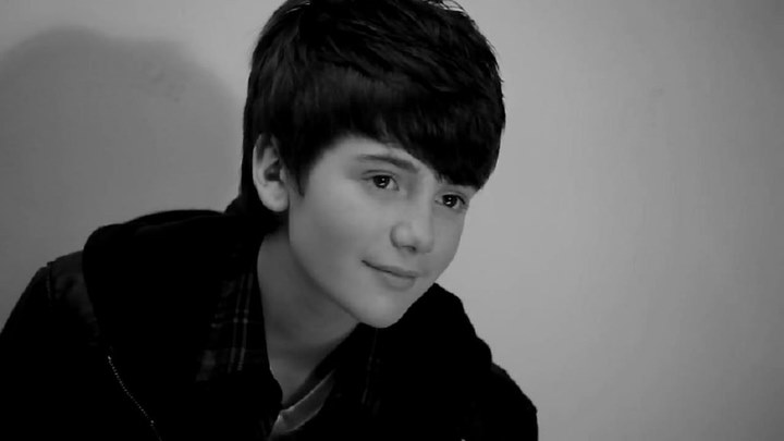 越来越俊俏的Greyson Chance^^