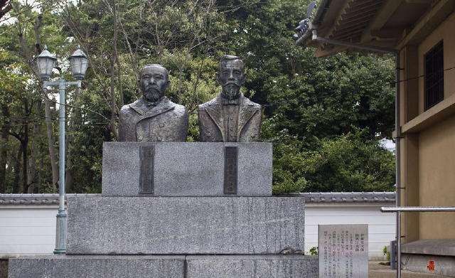 伊藤博文（左）与陆奥宗光雕像