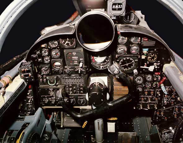 U-2早期型号简陋的驾驶舱仪錶板