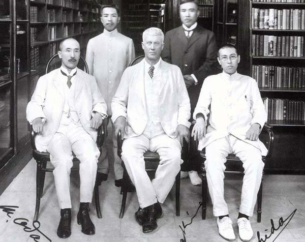 袁世凯顾问莫理循（前排中）