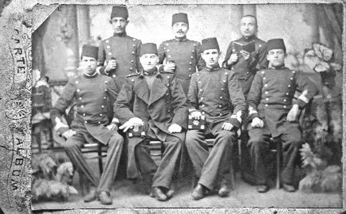 1901年在军校学习的凯末尔(前排左二) 1901年在军校学习的凯末尔(前排左二)