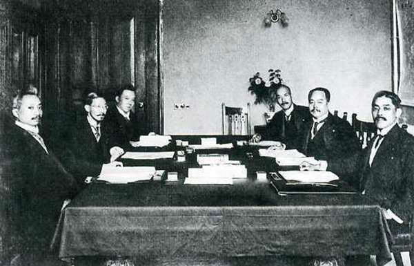 参加对日谈判的外交人员，左二为陆征祥
