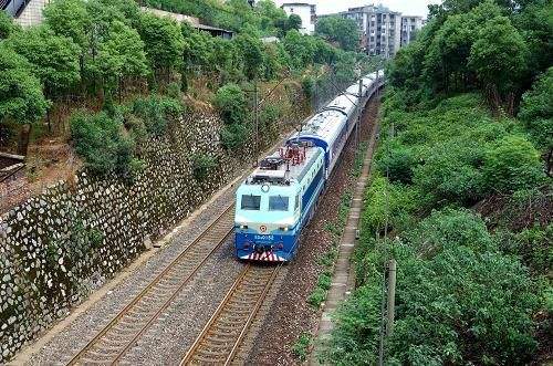 京广铁路运行韶山8型电力机车 京广铁路运行韶山8型电力机车