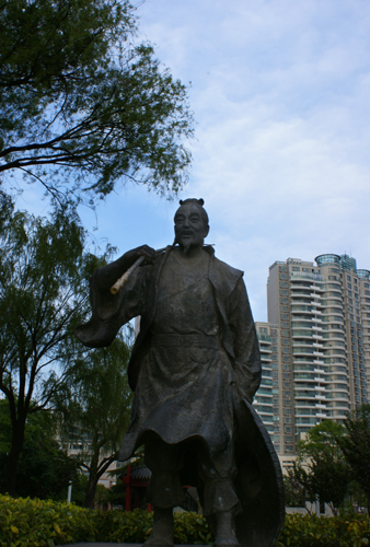 任昉石像 任昉石像