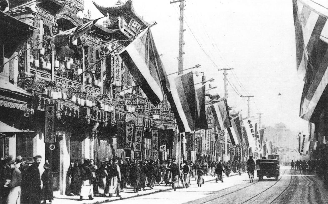 1911上海纷纷挂起象徵革命的五色旗