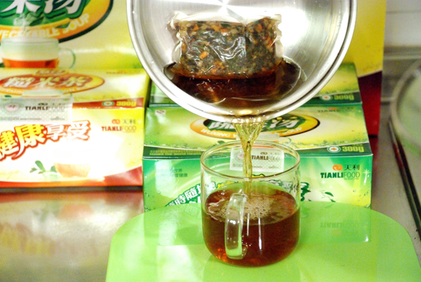添加煮好后的五行蔬菜汤的图片