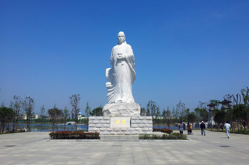 陆羽故园内的陆羽汉白玉像