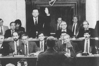 事件主角诺斯上校在听证会上宣誓 事件主角诺斯上校在听证会上宣誓