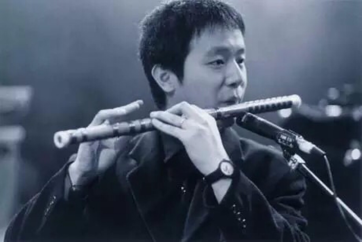 窦唯在吹笛子 窦唯在吹笛子