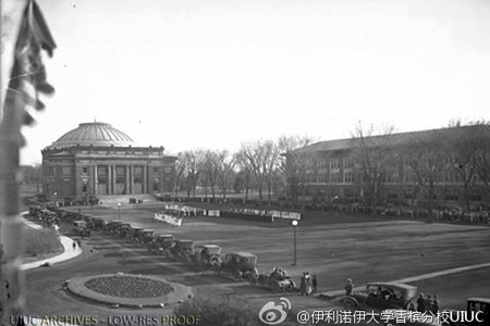 1915年6月伊利诺伊大学在Quad举行毕业典礼