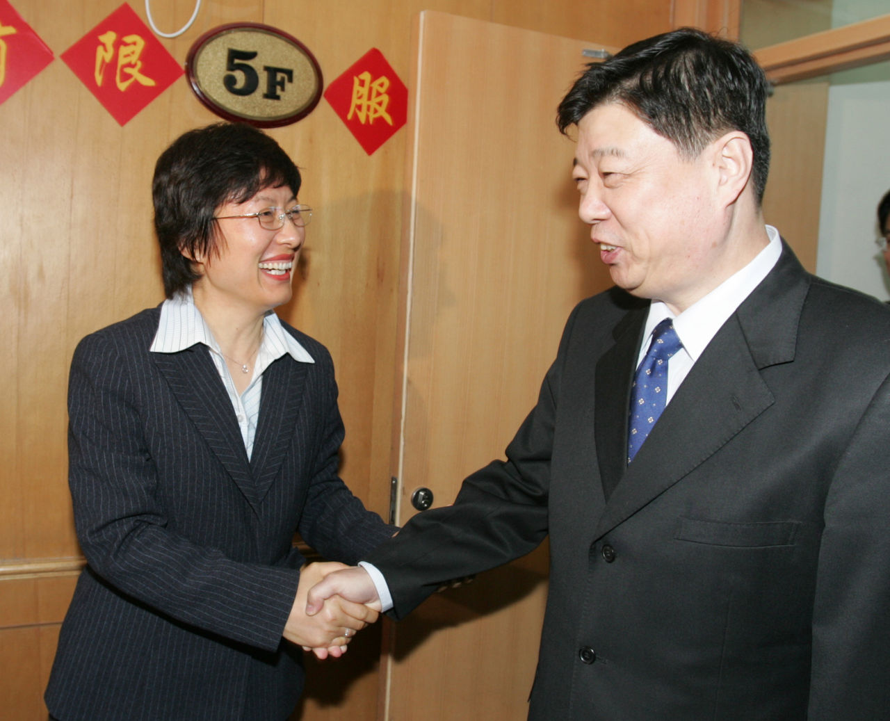 山东省委书记姜异康与王随莲亲切握手 山东省委书记姜异康与王随莲亲切握手