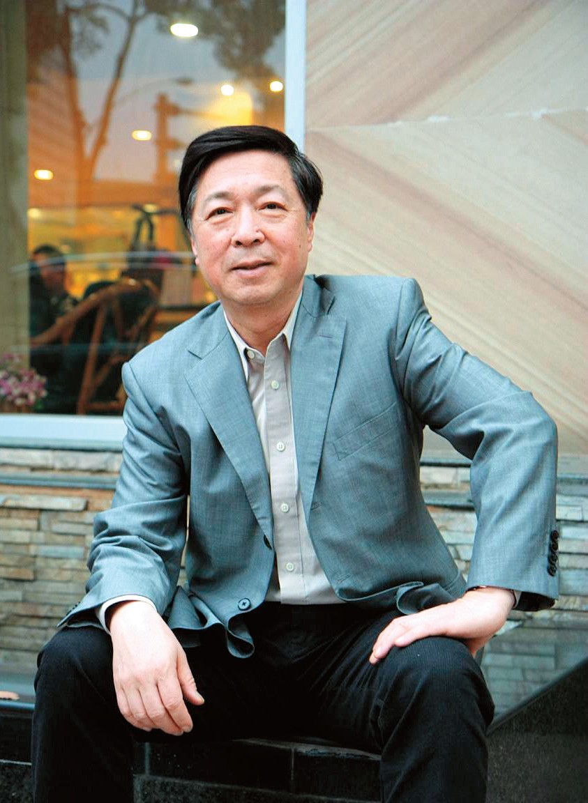 何亮亮(凤凰卫视时事评论员) 何亮亮(凤凰卫视时事评论员)