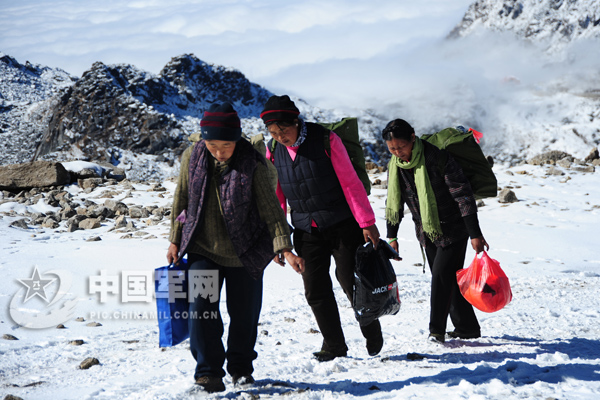 2010年11月三位藏族阿妈为官兵送菜踏雪上哨途中 2010年11月三位藏族阿妈为官兵送菜踏雪上哨途中