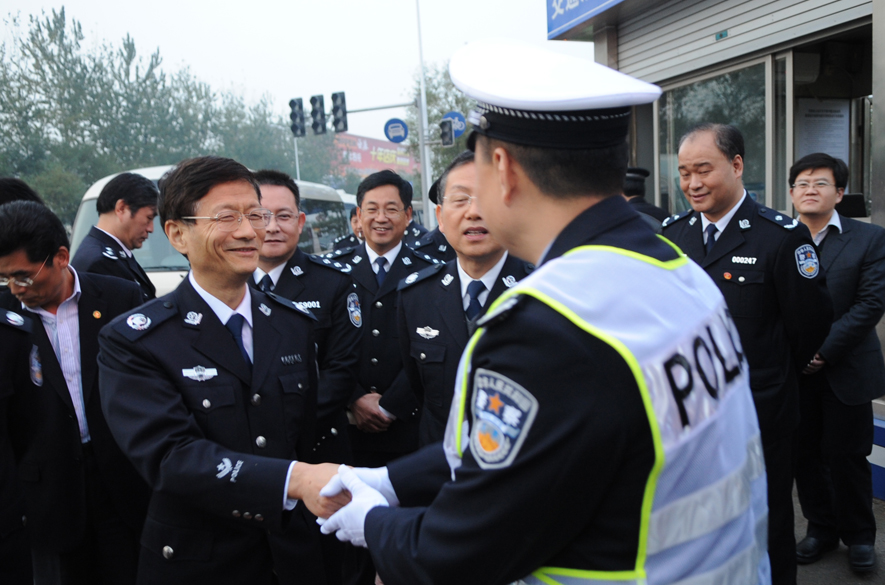 国务委员、公安部长孟建柱和交警亲切交谈 国务委员、公安部长孟建柱和交警亲切交谈