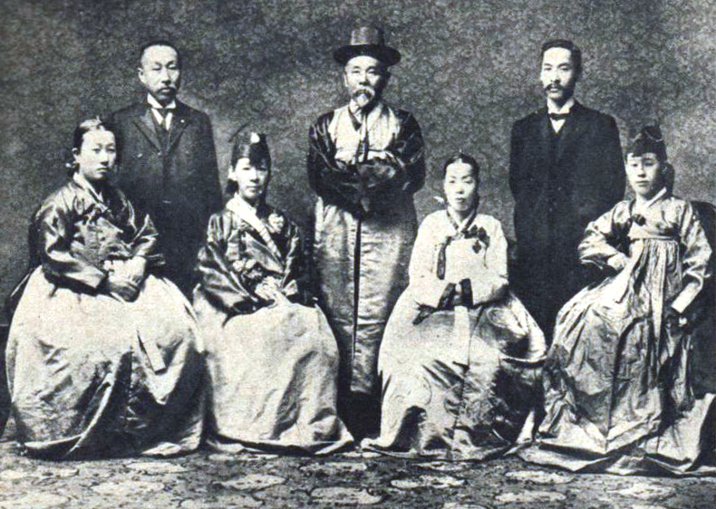 穿朝鲜民族服装的伊藤博文（中）