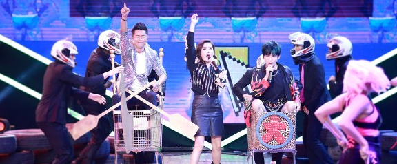 在音乐节目《盖世英雄》中,大张伟与凤凰传奇合作演唱该曲 在音乐节目《盖世英雄》中,大张伟与凤凰传奇合作演唱该曲